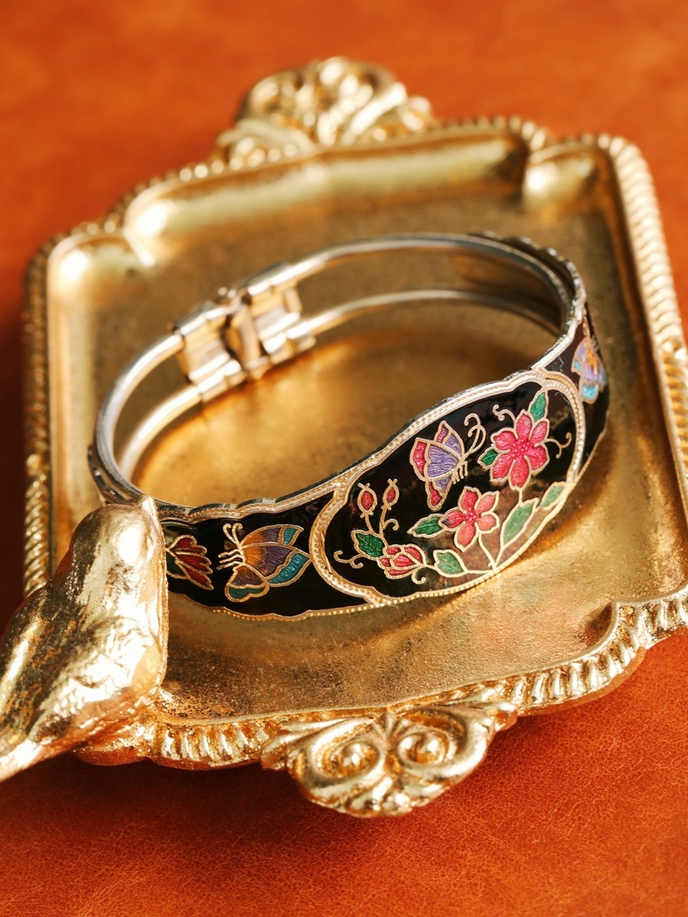 Vtg Gold Tone Cloisonné Floral Butterfly Black Enamel Hinged Bangle Bracelet VGC